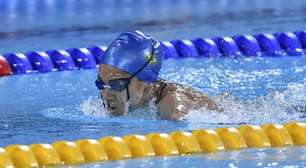 Nadadora paralímpica Dayanne Silva inspira alunos de colégio em São Paulo