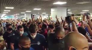 BAHIA: Torcedores recebem jogadores no aeroporto com gritos de 'time de guerreiros' e insultos a CBF