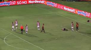 COPA DO NORDESTE: Expulsão! Camutanga leva segundo amarelo depois de entrada dura por trás de Mikael dentro da área