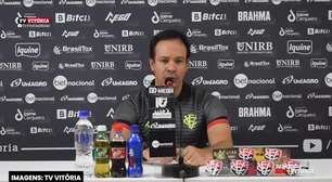VITÓRIA: Dado Cavalcanti banca Guilherme Queiroz após desperdiçar cobrança de pênalti no Ba-Vi: "Ele vem treinando bem, inclusive. Infelizmente hoje não acertou"