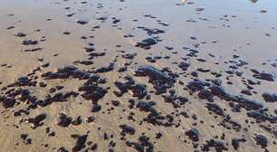Manchas de óleo voltam a se espalhar por praias do Ceará