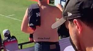 Homem com tatuagens nazistas é expulso do estádio pela torcida do Brasil de Pelotas