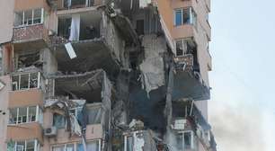 Míssil atinge prédio residencial em Kiev; veja vídeo