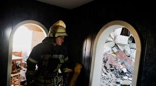 Destroços de míssil atingem prédio em Kiev e deixam um morto