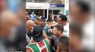FLUMINENSE: Revolta! Torcedores brigam e cobram Felipe Melo no desembarque do elenco no Rio de Janeiro