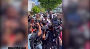 Luva de Pedreiro conhece Roberto Dinamite em visita a São Januário, come grama do estádio e bate pênalti