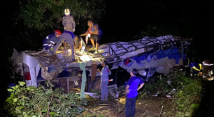 Ônibus cai em ribanceira e deixa mortos e feridos no Paraná