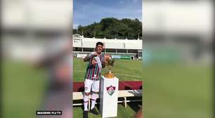 FLUMINENSE: Faz o L! Cano posa ao lado de troféu do Carioca em dia de treino aberto
