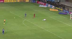 CRUZEIRO: Vermelho! Wagner Leonardo faz falta em Davó na entrada da área e é expulso no segundo tempo