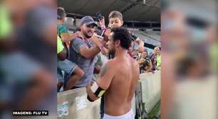 FLUMINENSE: Ídolo de todos! Fred tira foto com crianças após marcar o gol da vitória na virada sobre o Vila Nova