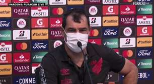 ATHLETICO-PR: Carille aponta lentidão da equipe como fator determinante para a derrota contra o Libertad: "Esse jogo lento favoreceu o nosso adversário"