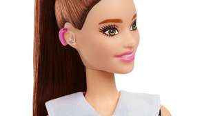 Mattel lança primeira Barbie com aparelho auditivo