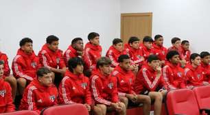 No Morumbi, equipe sub-14 do São Paulo participa de aula sobre a história do clube