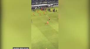 SANTOS: Torcedor invade campo e agride jogador do Unión La Calera ao final do jogo