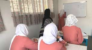 Por dentro de escola secreta para meninas no Afeganistão