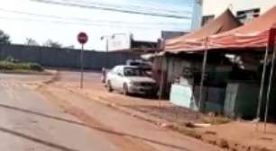 Moradores denunciam transtornos causados por buraco feito pela Saneago, em Anápolis
