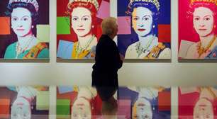 Os interessantes detalhes revelados por fotos e pinturas da rainha Elizabeth 2ª