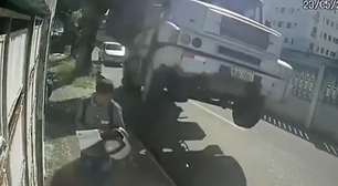 Homem escapa por um triz de ser imprensado por caminhão no Ceará; veja