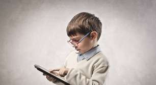 Eletrônicos podem prejudicar a visão de crianças; saiba identificar o problema