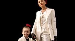 Tal mãe, tal filha: Sabrina Sato e Zoe usam terninho branco