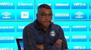 GRÊMIO: Roger sobre escolha em formação com 3 zagueiros: "Colocar mais jogadores perto do Diego Souza"