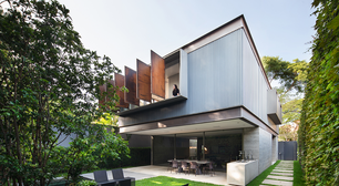Casa de 424m² é um oásis de aço, madeira e concreto