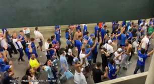 CRUZEIRO: Torcida canta na saída do Mineirão