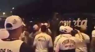 Torcedores do Santos cercam ônibus da equipe em protesto e exigem vitória sobre o Corinthians