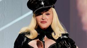 Madonna dá beijão na boca da rapper Tokischa durante show em NY