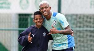 Danilo recebe visita do irmão em treino do Palmeiras e projeta mata-mata: 'Ele vai me motivar'