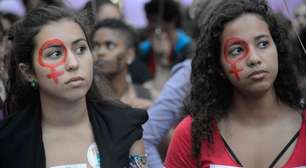 Três mulheres morrem por dia no Brasil por feminicídio