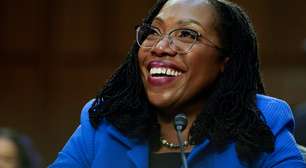 Ketanji Brown Jackson toma posse como primeira mulher negra na Suprema Corte dos EUA