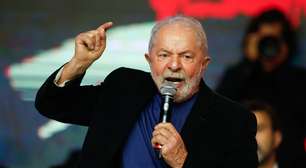Bolsonaro acha que pode comprar a população, diz Lula
