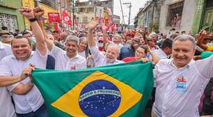 Lula exalta cortejo em Salvador: "Não é desfile militar"