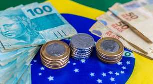 Mais da metade dos brasileiros diz não ganhar o suficiente para pagar as contas
