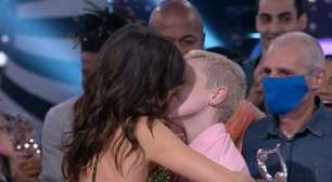 Vitória Strada dá beijão em Marcela Rica na final da "Dança dos Famosos"