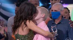 Vitória Strada vence 'Dança dos Famosos', beija noiva e pede celebração do amor