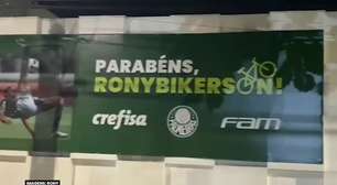 PALMEIRAS: Rony recebe homenagem de Leila Pereira por gol de bicicleta em sede da Crefisa, confira;