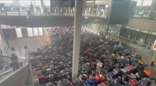'Mar de malas' invade aeroporto de Londres após problemas técnicos