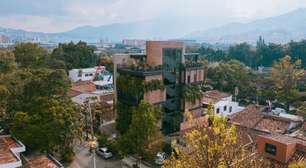 Edifício corporativo em Medellín propõe arquitetura mais acolhedora
