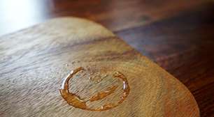 Como remover manchas de água da madeira (sabia que maionese funciona?)
