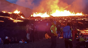 Erupção de vulcão se transforma em atração turística na Islândia; vídeo
