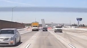 Avião de pequeno porte faz pouso em rodovia nos EUA e pega fogo; veja