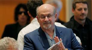 Quem é Salman Rushdie, autor de 'Versos Satânicos' alvo de ataque em Nova York