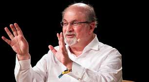 Salman Rushdie deve perder um olho após ataque com facas, diz agente