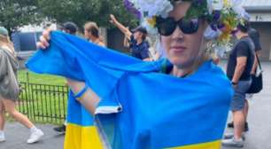 Torcedora com bandeira da Ucrânia é expulsa de duelo de russas em Cincinnati