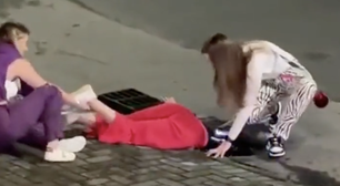 Mulher se pendura em bueiro para resgatar iPhone e cena viraliza; veja