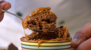 Bolo de caneca de chocolate e doce de leite