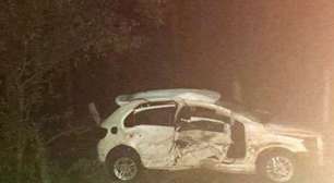 Vaca atropelada 'decola' e destrói carro de padre no MS