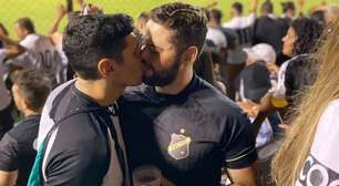 Torcedores do ABC sofrem homofobia após foto de beijo viralizar e recebem apoio na internet